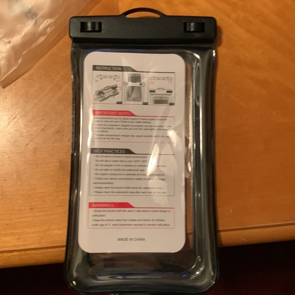 Waterproof floating phone case never used - Picture 2 of 5
